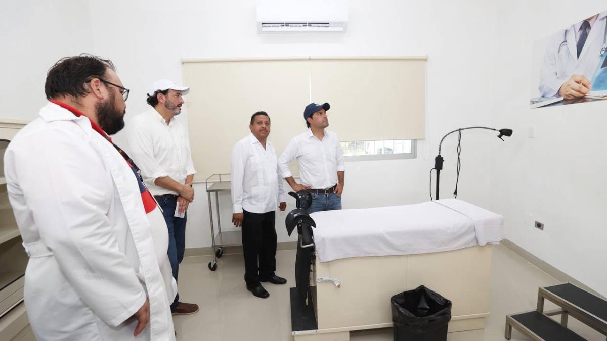 Mauricio Vila invitó a los pobladores a sacar la Tarjeta Universal de Salud Foto: Cortesía