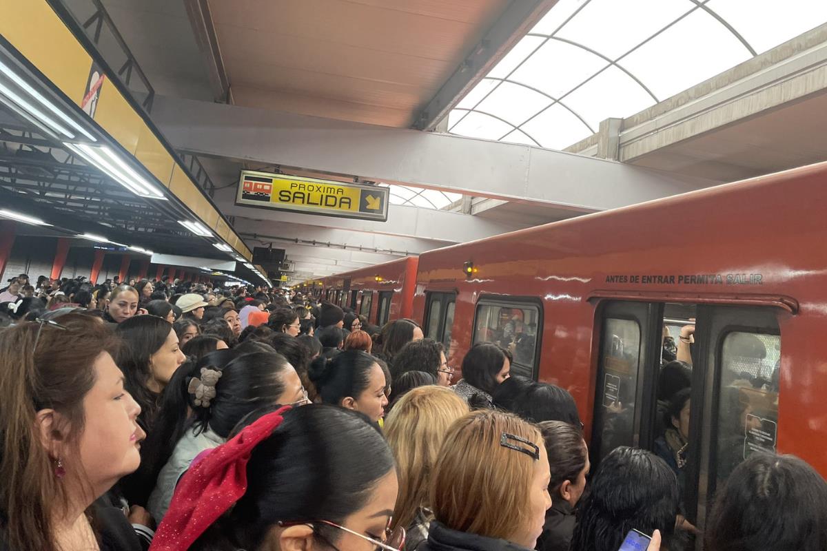 Usuarios del Metro esperando servicio. Foto: @vaiiniipop