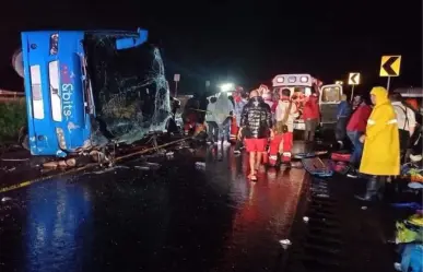 Lluvia intensa provoca volcadura de camión de pasajeros; 2 muertos y 15 heridos