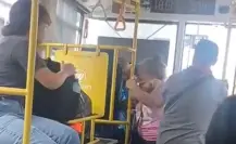 Captan pelea de pasajera y chofer en camión urbano en Santa Catarina