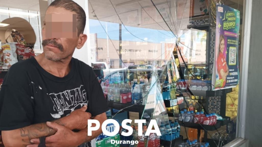 Sujeto ebrio rompe ventanal de un OXXO con su cabeza intencionalmente