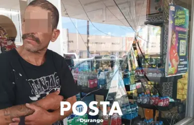 Sujeto ebrio rompe ventanal de un OXXO con su cabeza intencionalmente