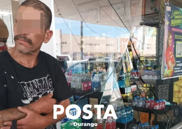 Sujeto ebrio rompe ventanal de un OXXO con su cabeza intencionalmente