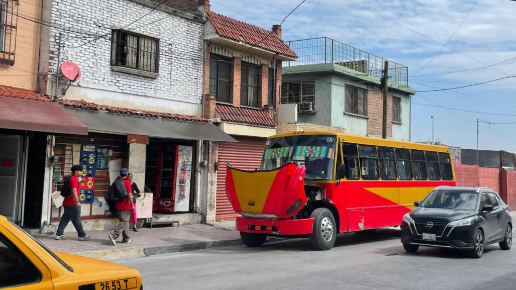 Camión de ruta Ramos deja tirados a pasajeros en el centro de Saltillo