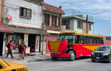 Camión de ruta Ramos deja tirados a pasajeros en el centro de Saltillo