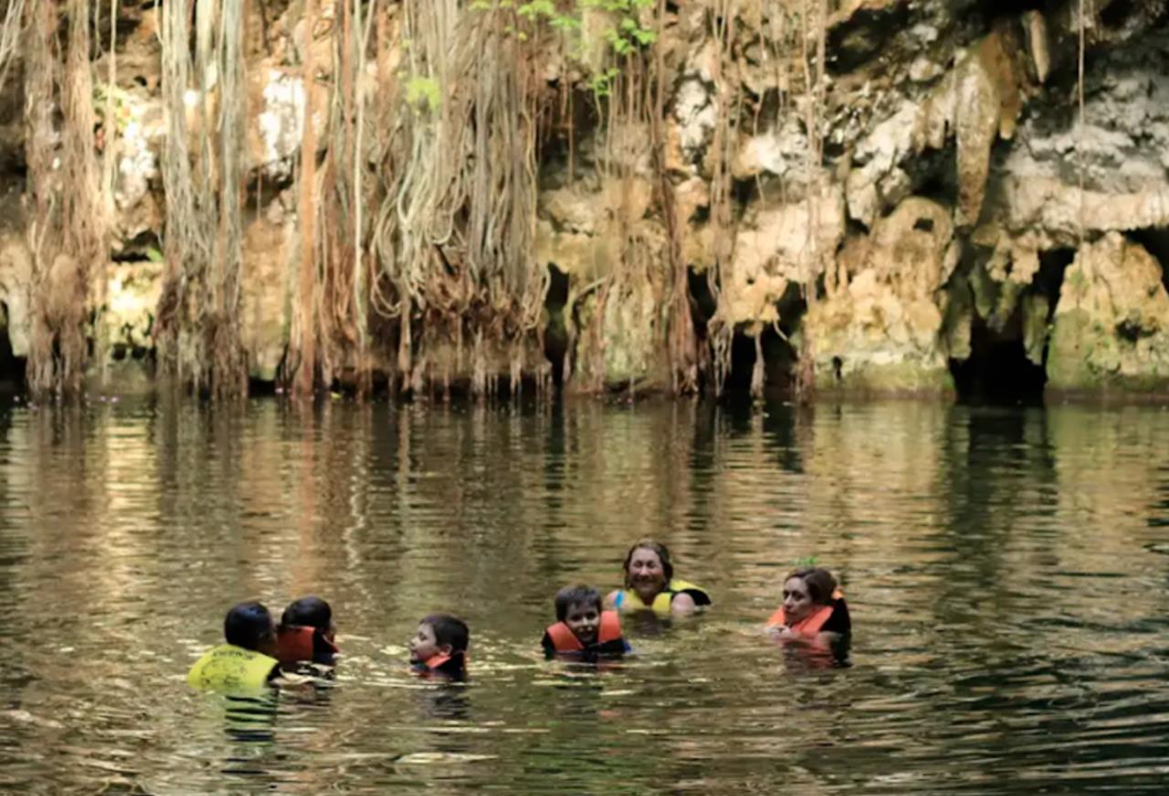 Nadar en cenotes o visitar la Ruta Puuc, son algunas de las actividades que puedes realizar durante estas vacaciones de verano.- Foto de archivo