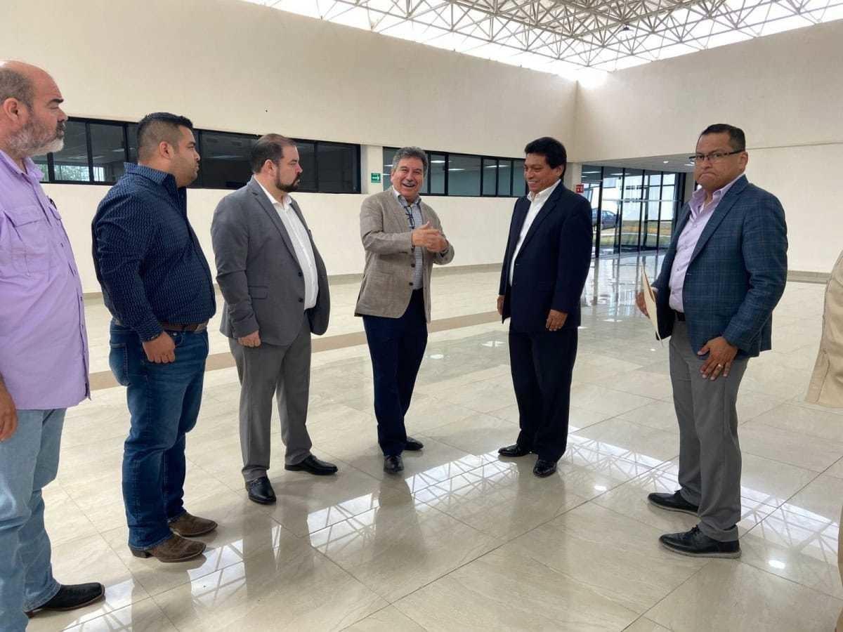 La Universidad Tecnológica y la Asociación de Transportistas de Carga de Nuevo Laredo, estrechan lazos de colaboración para abatir la demanda de operadores de transporte e Ingenieros en Mecánica Diésel en la región. Foto: Gobierno de Tamaulipas