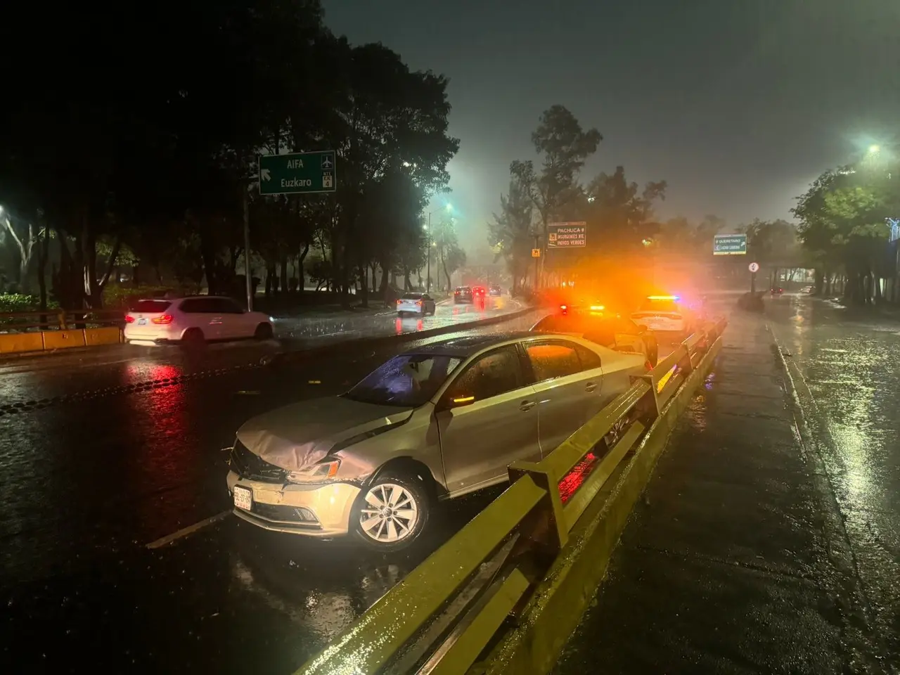 Auto accidentado en Circuito Interior. Foto: Ramón Ramírez