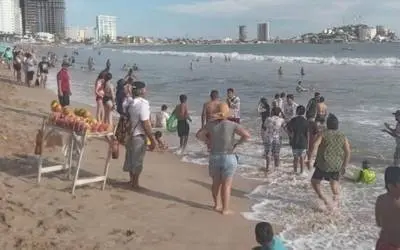 Turistas en las playas de Mazatlán viendo los turistas que fueron arrastrados. Foto: El Sol de Mazatlán.