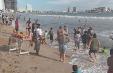 Rescatan a 13 turistas arrastrados por la corriente en Mazatlán