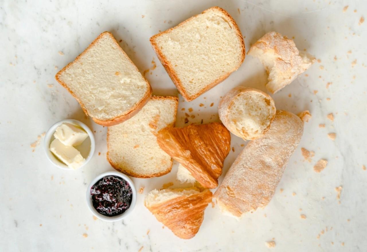 El pan blanco con mantequilla y mermelada en una mesa. Foto: Bussines Insider España.