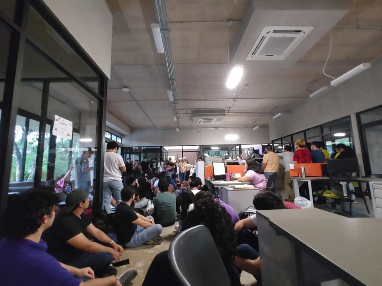 Protesta de personal y estudiantes el día de hoy,  exigiendo a las autoridades la destitución inmediata de Alfredo Ulibarri Benítez como rector de la UPY. Foto: Cortesía