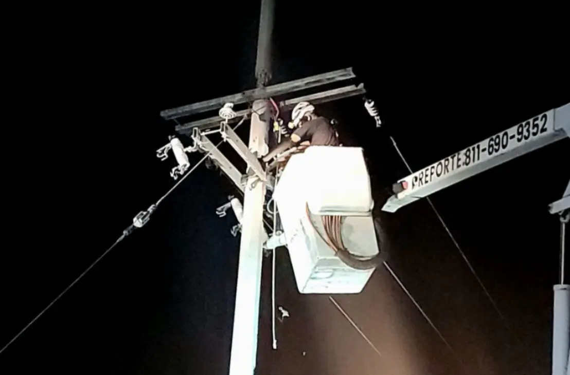 Rescatista ayudando al hombre que resultó con heridas tras electrocutarse en el poste. Foto: Protección Civil de Nuevo León.