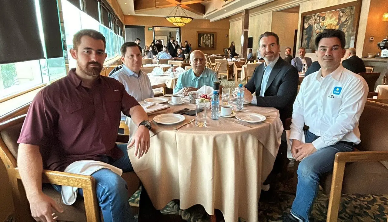 Adrián de la Garza sosteniendo una reunión con los demás ex candidatos a la alcaldía de Monterrey. Foto: Armando Galicia.