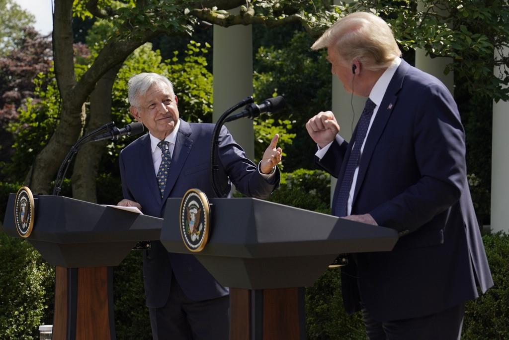 El presidente de México, Andrés Manuel López Obrador, izquierda, y el presidente Donald Trump dan una conferencia de prensa antes de firmar una declaración conjunta en la Casa Blanca en Washington, el 8 de julio de 2020.  (AP Foto/Evan Vucci, Archivo)