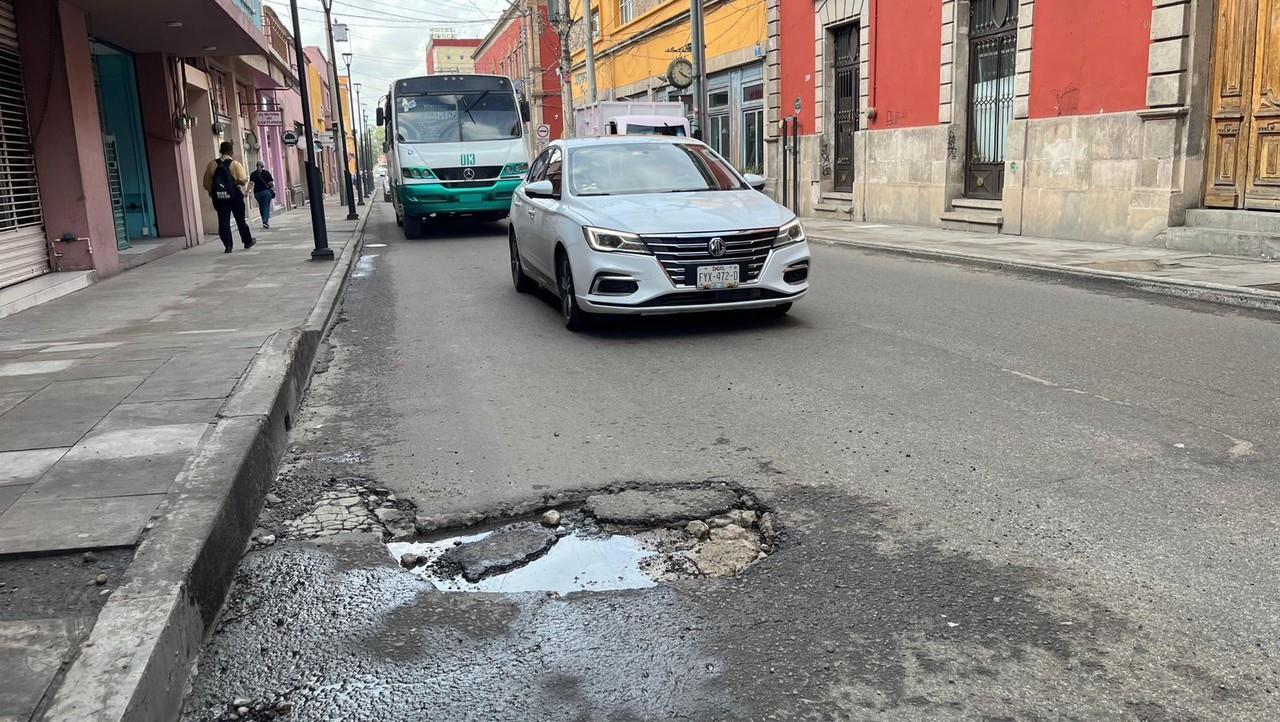 Un bache de tamaño considerable en el Centro Histórico de Durango. Foto: Isaura Retana.