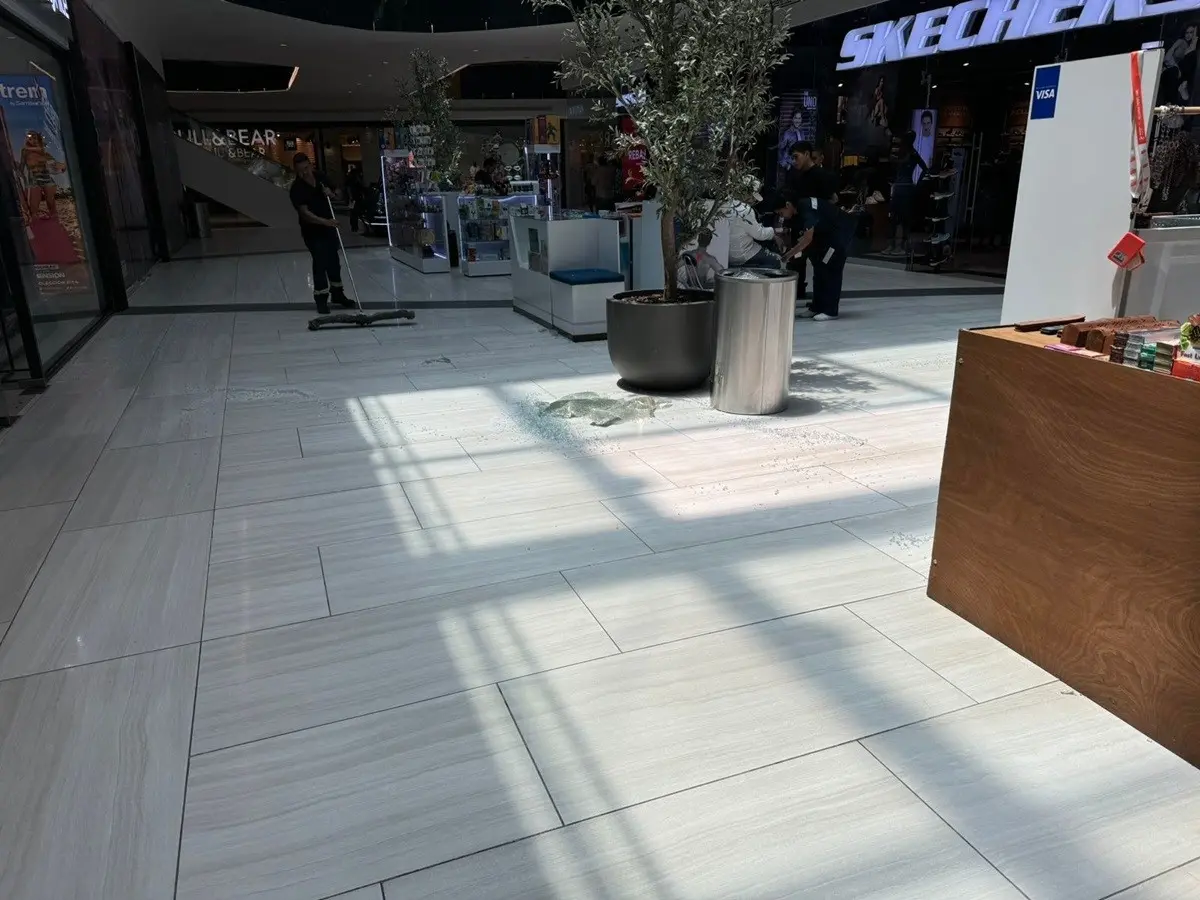 Cae vidrio del techo de Galerías Valle Oriente y lesiona a trabajador