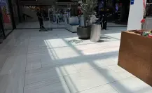 Cae vidrio del techo de Galerías Valle Oriente y lesiona a trabajador