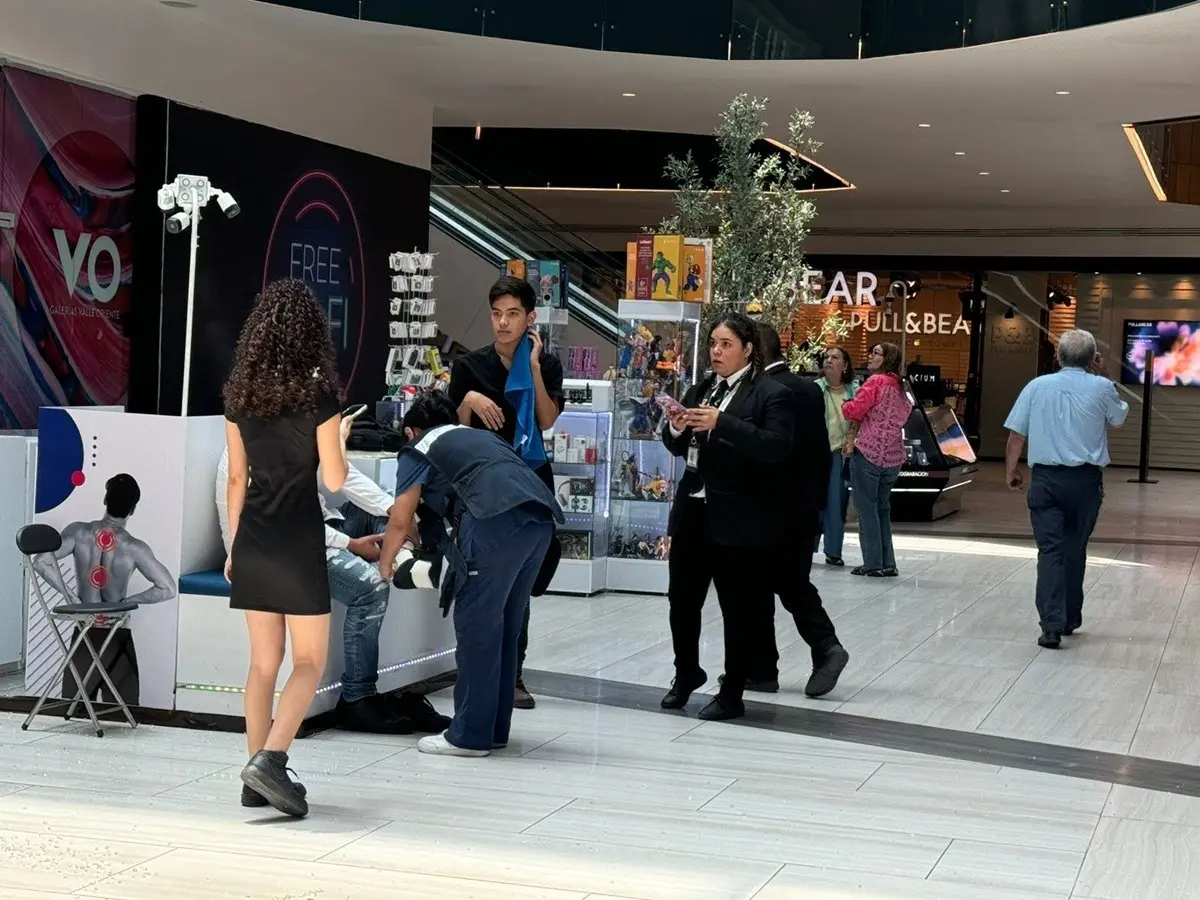 Cae vidrio del techo de Galerías Valle Oriente y lesiona a trabajador