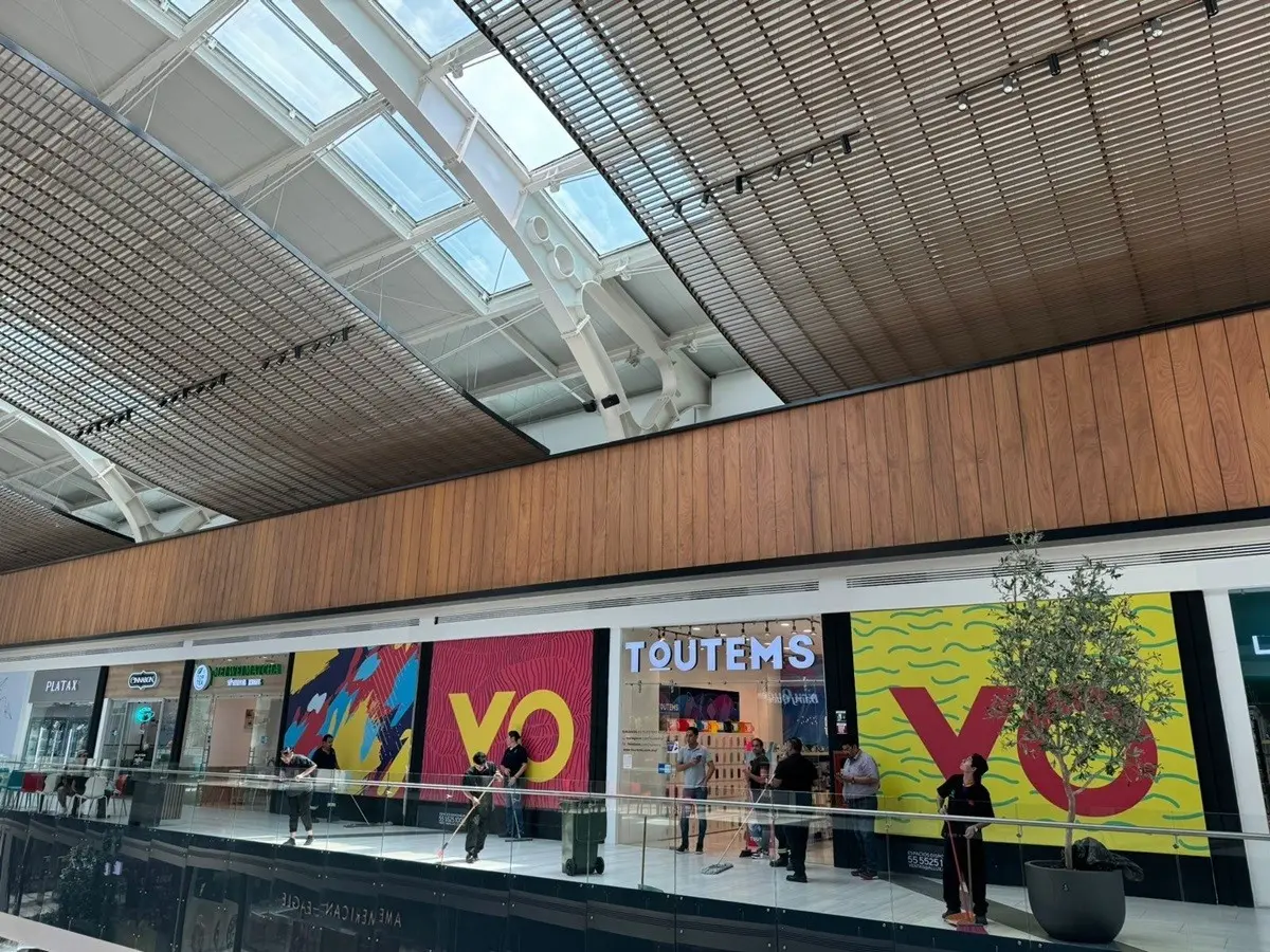 Cae vidrio del techo de Galerías Valle Oriente y lesiona a trabajador