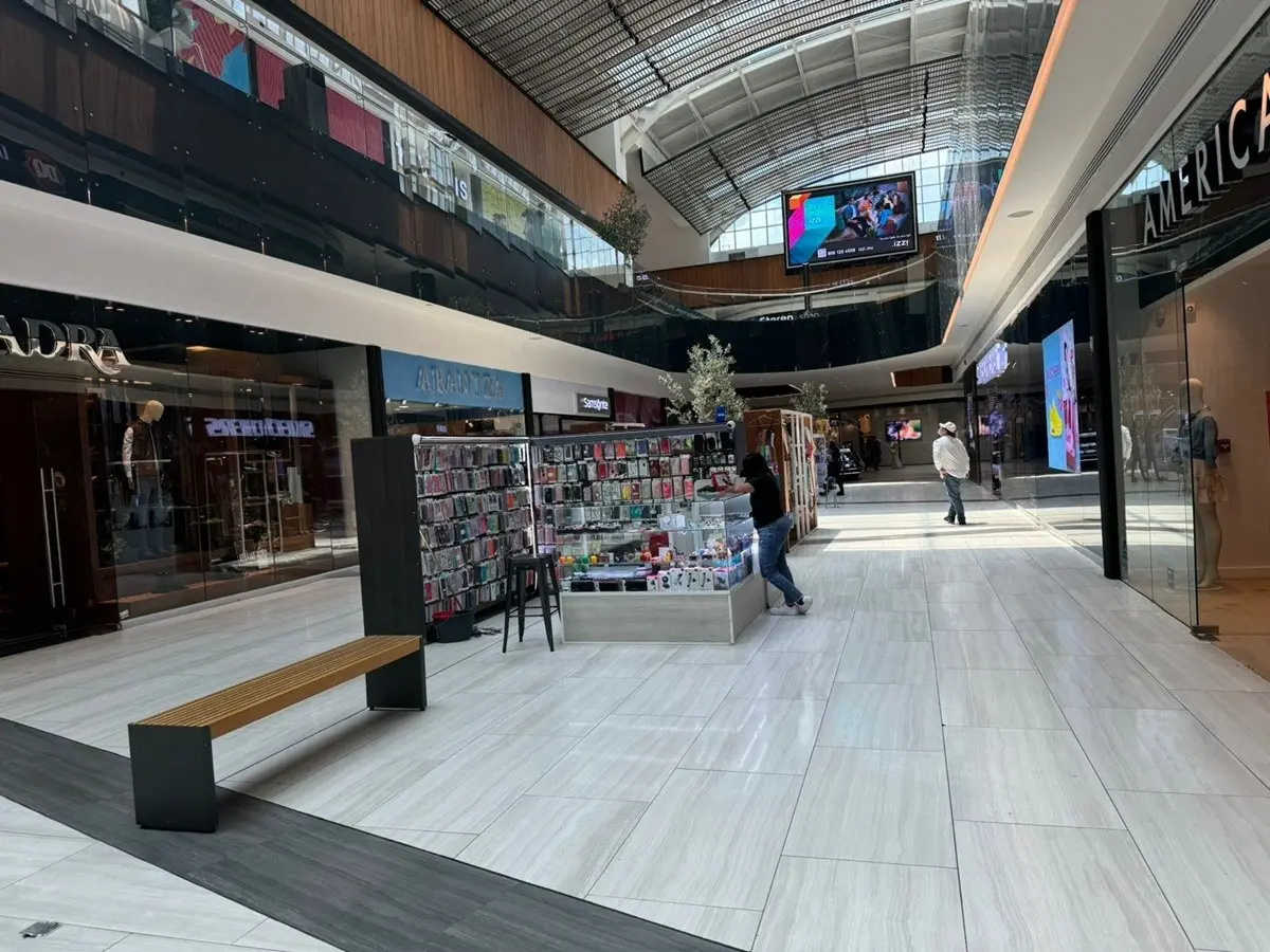 Cae vidrio del techo de Galerías Valle Oriente y lesiona a trabajador