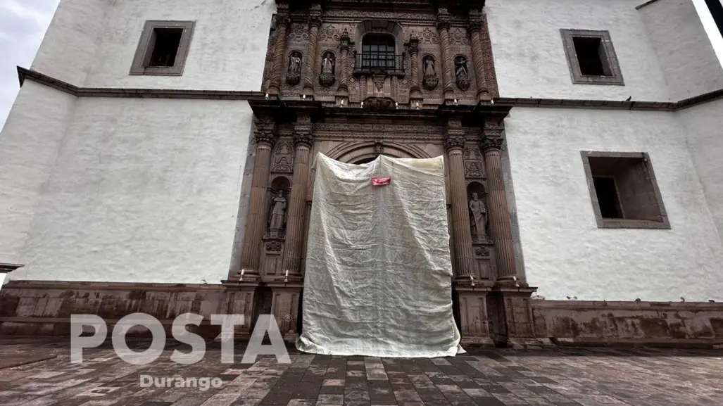 Reparan puerta de Catedral y le limpian grafitis