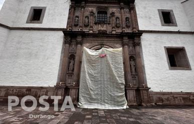 Reparan puerta de Catedral y le limpian grafitis