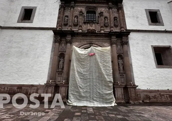 Reparan puerta de Catedral y le limpian grafitis