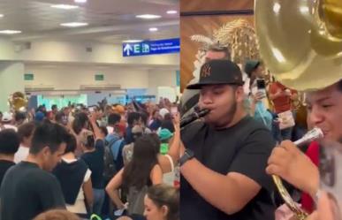 #VIDEO: Pasajeros cantan Cielito Lindo en Cancún tras la la caída de Microsoft