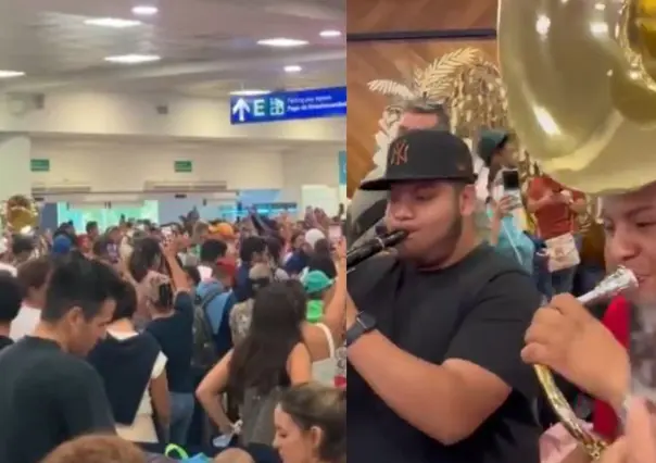 #VIDEO: Pasajeros cantan Cielito Lindo en Cancún tras la la caída de Microsoft