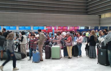 Demoras, cancelaciones y vuelos varados en AICM por apagón digital mundial