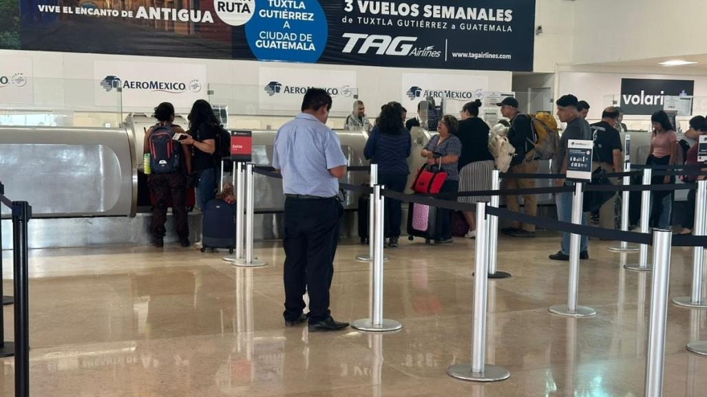 Aeropuerto de Tuxtla Gutiérrez presenta demoras por documentación manual