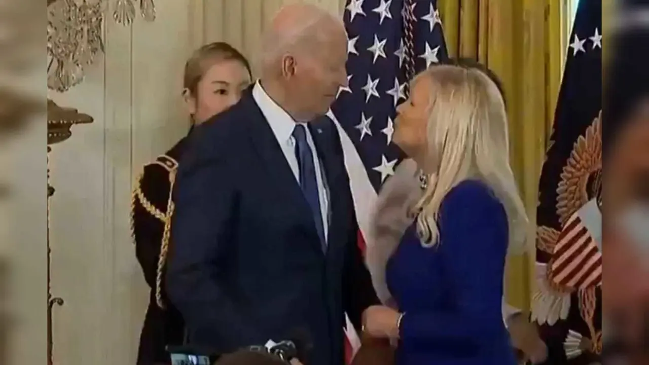 Jill Biden  evitó que el presidente de Estados Unidos cometira una gran equivocación, que besara a una mujer creyendo que era su esposa. Foto: Captura de pantalla