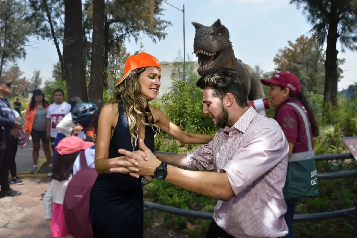 Parque Iztapasauria, pareja bailando. Foto: @CdmxPilares