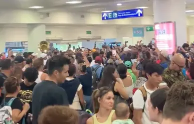 Pasajeros en Cancún animan espera con Cielito Lindo en falla global de Microsoft