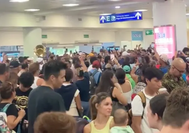 Pasajeros en Cancún animan espera con Cielito Lindo en falla global de Microsoft