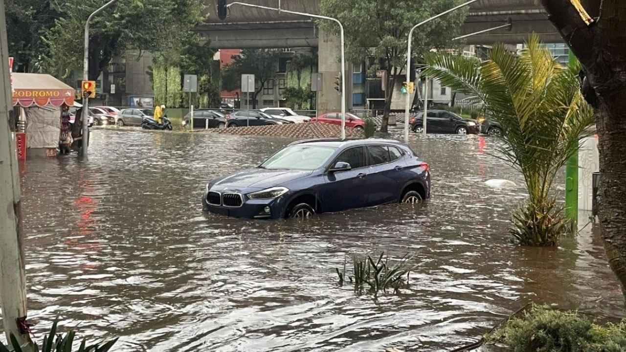 L]as fuertes inundaciones afectaron a automóviles y personas. Foto: @EcharriCotler