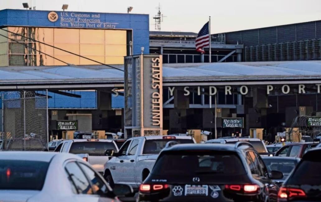 El cruce fronterizo de San Ysidro, California con problemas debido a la falla de Microsoft. Foto: ViveUSA.