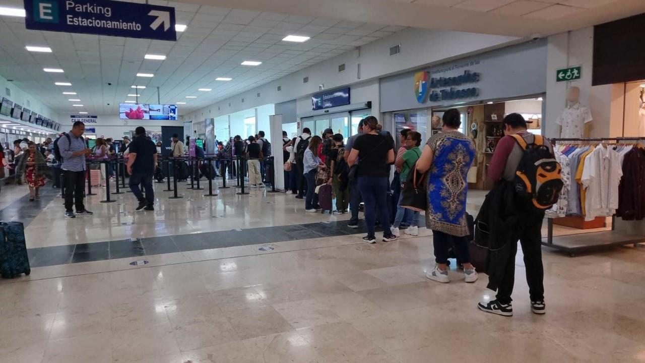 Aglomeraciones en el Aeropuerto Internacional Carlos Rovirosa Pérez Foto: Armando de la Rosa