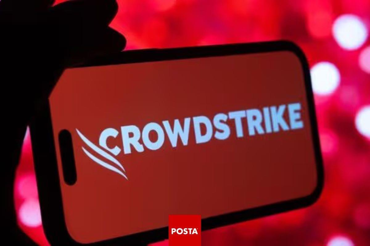 Logo de CrowdStrike dentro de un teléfono. Foto: Posta