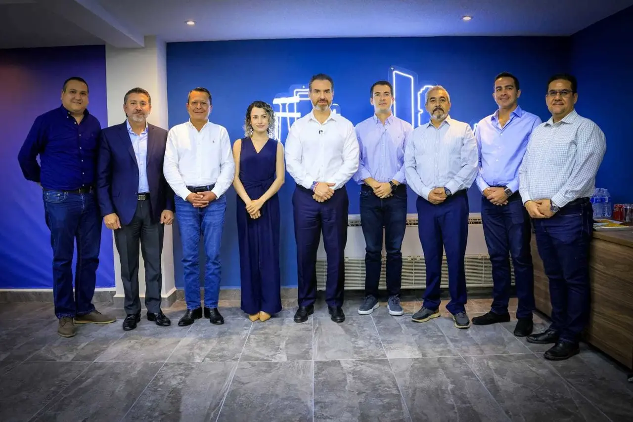 El alcalde electo de Monterrey, Adrián de la Garza, con el equipo del eje Monterrey con Servicios e Infraestructura de Calidad. Foto: Armando Galicia