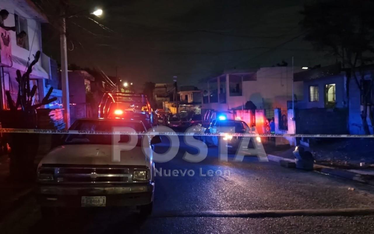 Autoridades del municipio de Monterrey y Fuerza Civil cubriendo la zona donde la mujer fue víctima del ataque. Foto: Raymundo Elizalde.