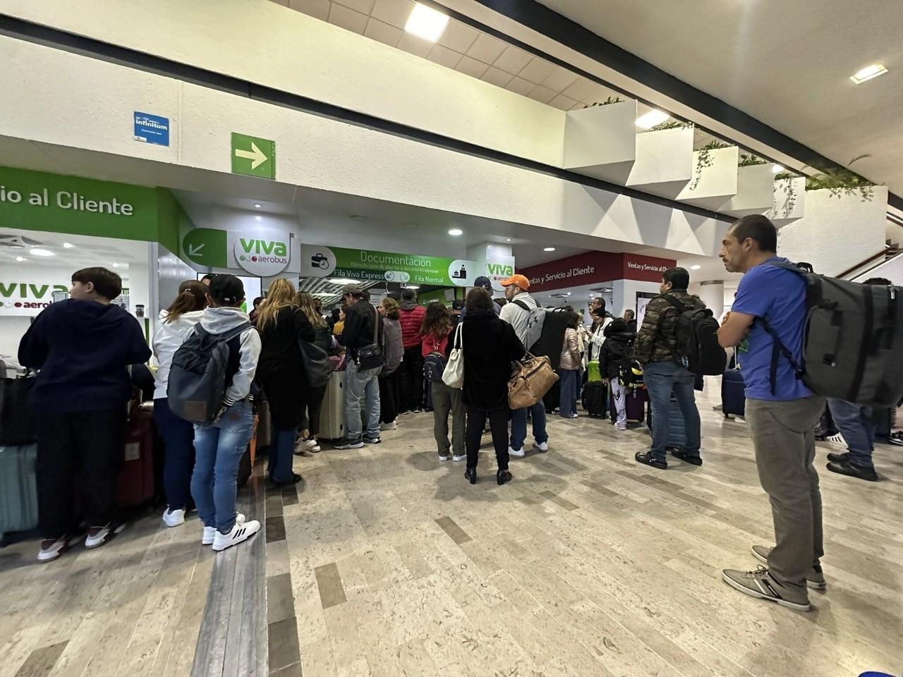 Aglomeración de gente en los aeropuertos de México por la falla informatica de Microsoft. Foto: Eme equis