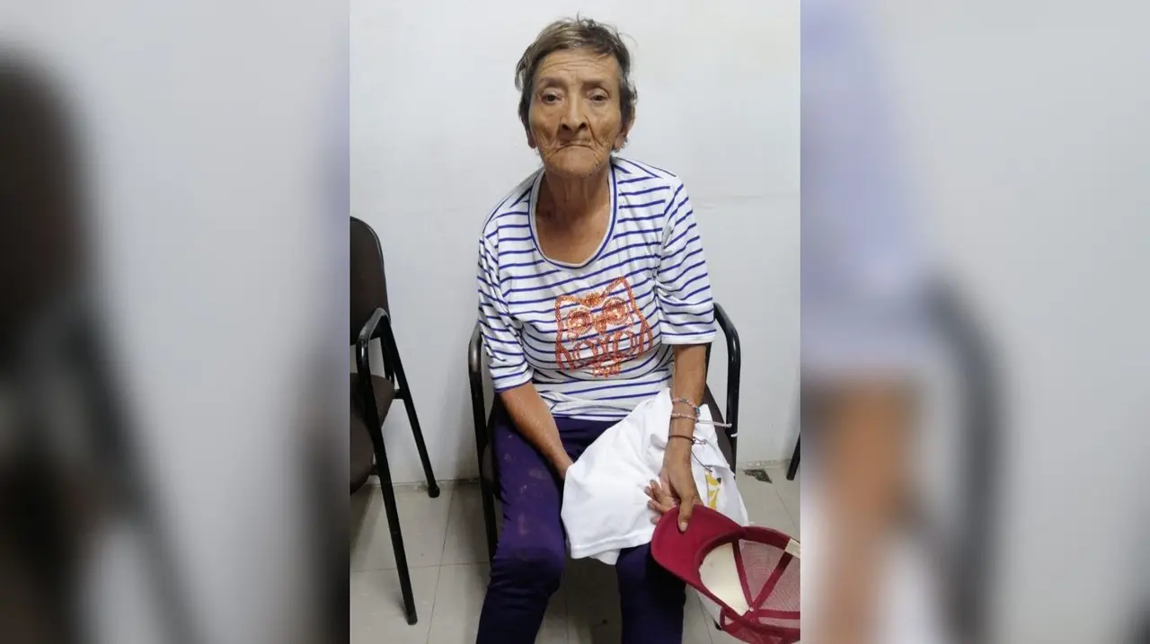 Adulta mayor se extravió, busca a sus familiares. Foto: Cortesía.