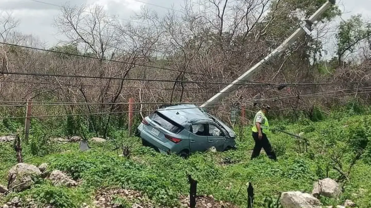 El poste de concreto estuvo a punto de caerse tras el impacto Foto: Redes Sociales