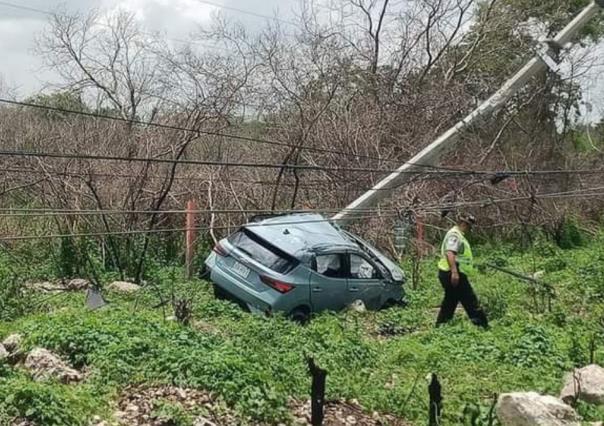 Automóvil se estrella contra un poste en la carretera Mérida-Progreso