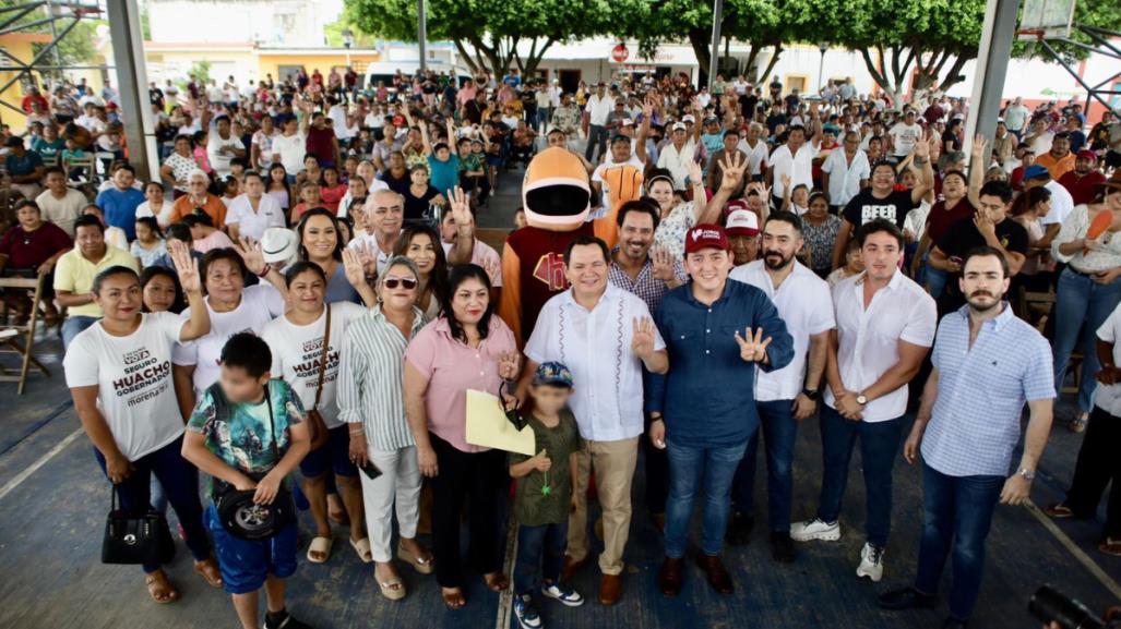 Joaquín Díaz Mena visita Teya y Tekal de Venegas en su gira de agradecimiento