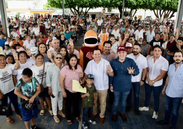 Joaquín Díaz Mena visita Teya y Tekal de Venegas en su gira de agradecimiento