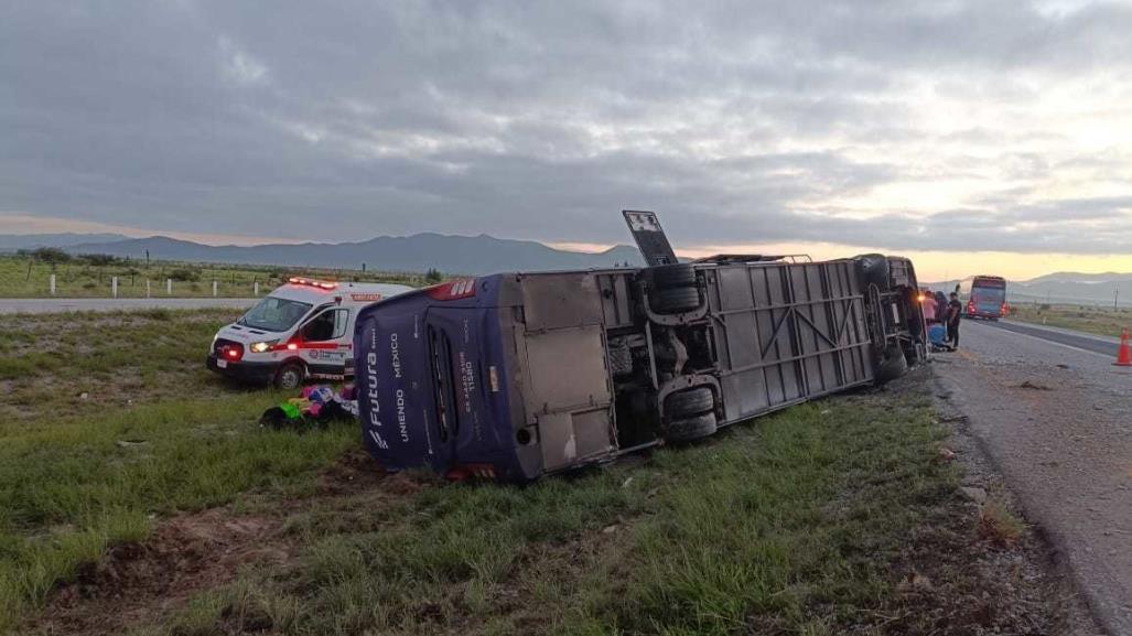 Carretera Matehuala-Saltillo: se vuelca autobús y deja 16 lesionados