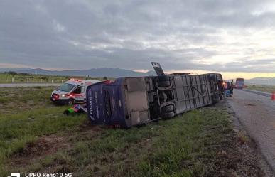 Carretera Matehuala-Saltillo: se vuelca autobús y deja 16 lesionados